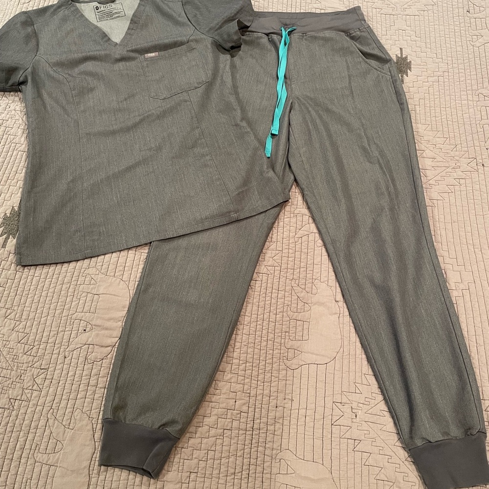 Figs Scrub Set (both small/graphite) - Catarina top and Zamora Jogger pant